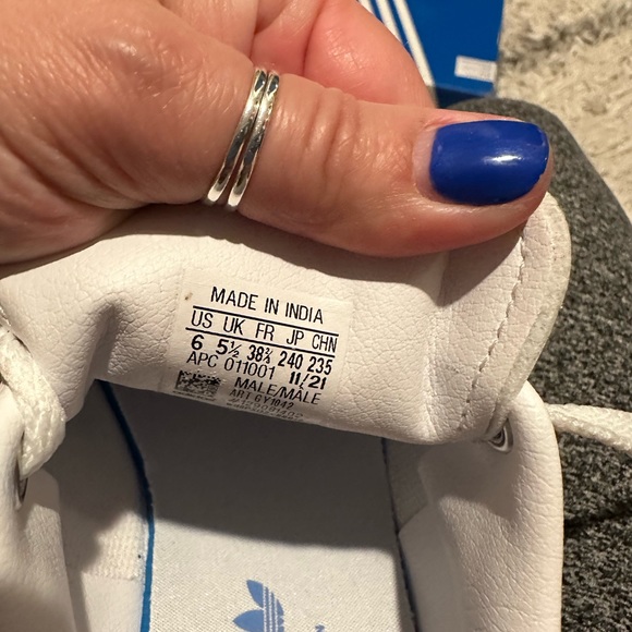 Adidas Stan Smith power red logo w cornflower blue detail. - Picture 4 of 5